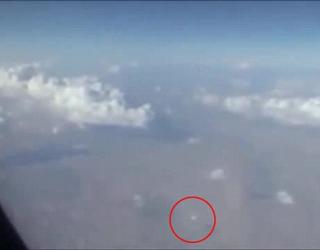 Passenger spots UFO flying over Iran Passenger spots UFO flying over Iran